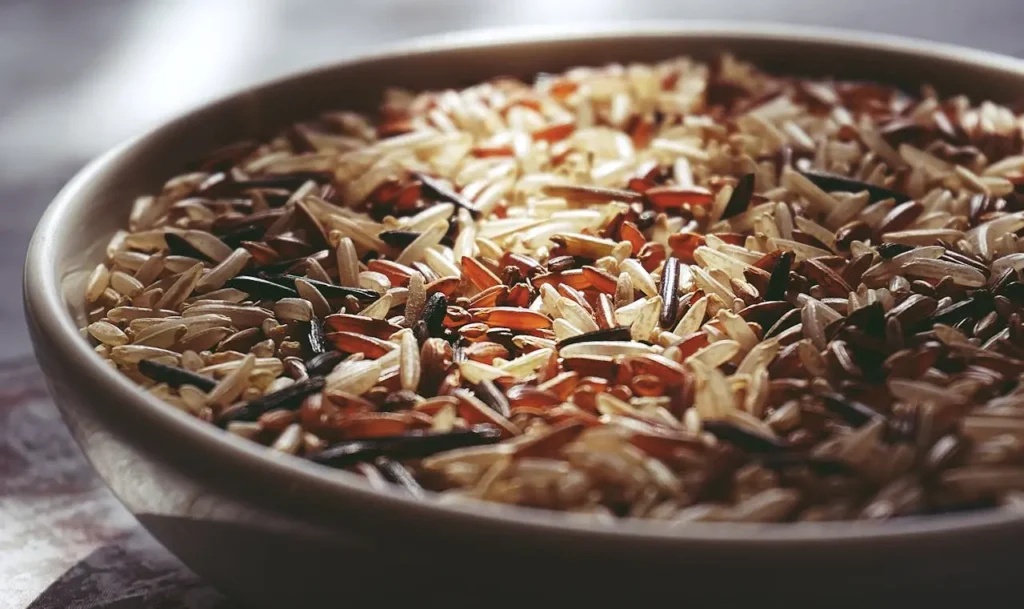Mix di riso integrale, rosso e selvaggio: fonte naturale di carboidrati complessi ideali per l’alimentazione sportiva e il pre-allenamento