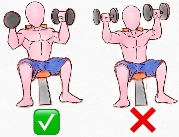 spinte in alto con manubri