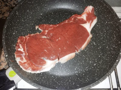 Bistecca cotta su padella di pietra Come cucinare l'albume e la carne