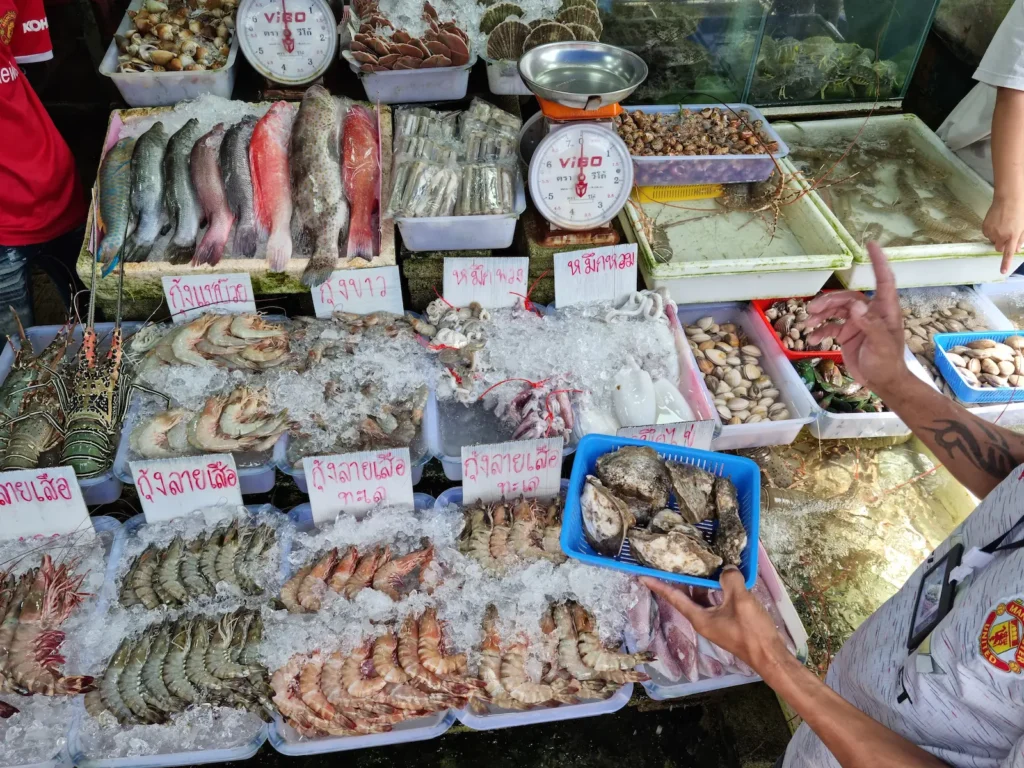Pesce e gamberi esposti su ghiaccio in un mercato di Rawai a Phuket: esempio di conservazione del cibo con alte temperature