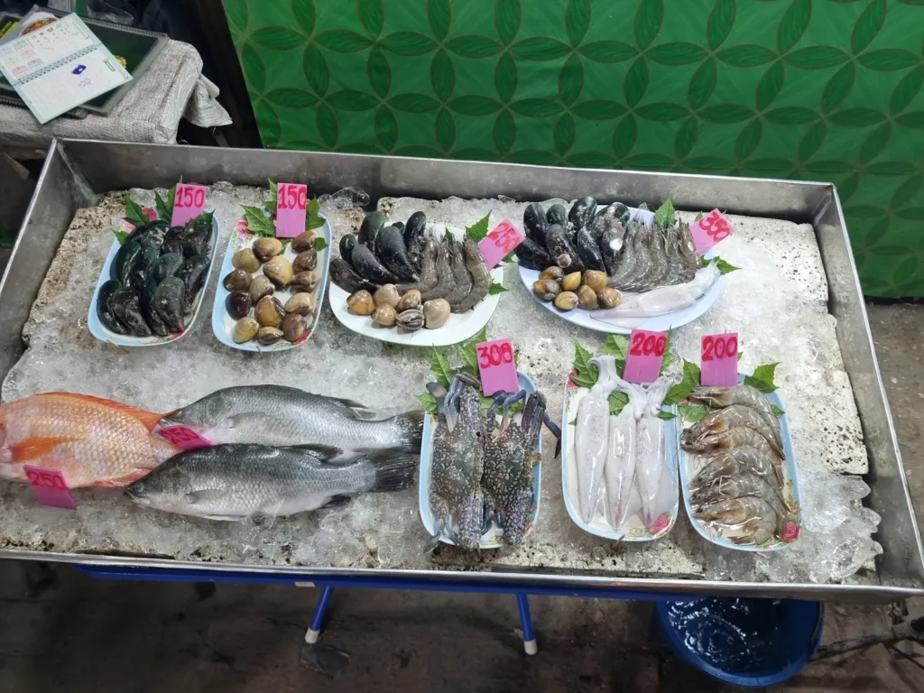 pesce e gamberi esposti su ghiaccio in un night market Thailandese