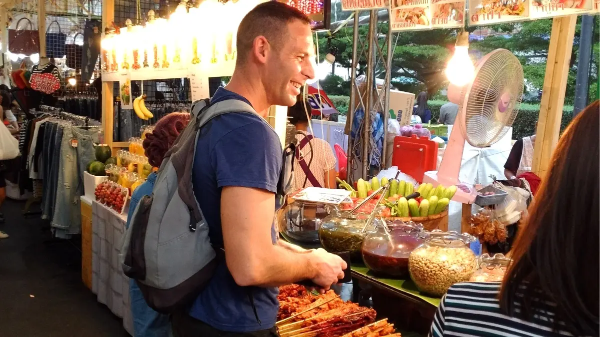 Cibo, batteri e immunit&agrave;: cosa succede davvero quando viaggi in Asia