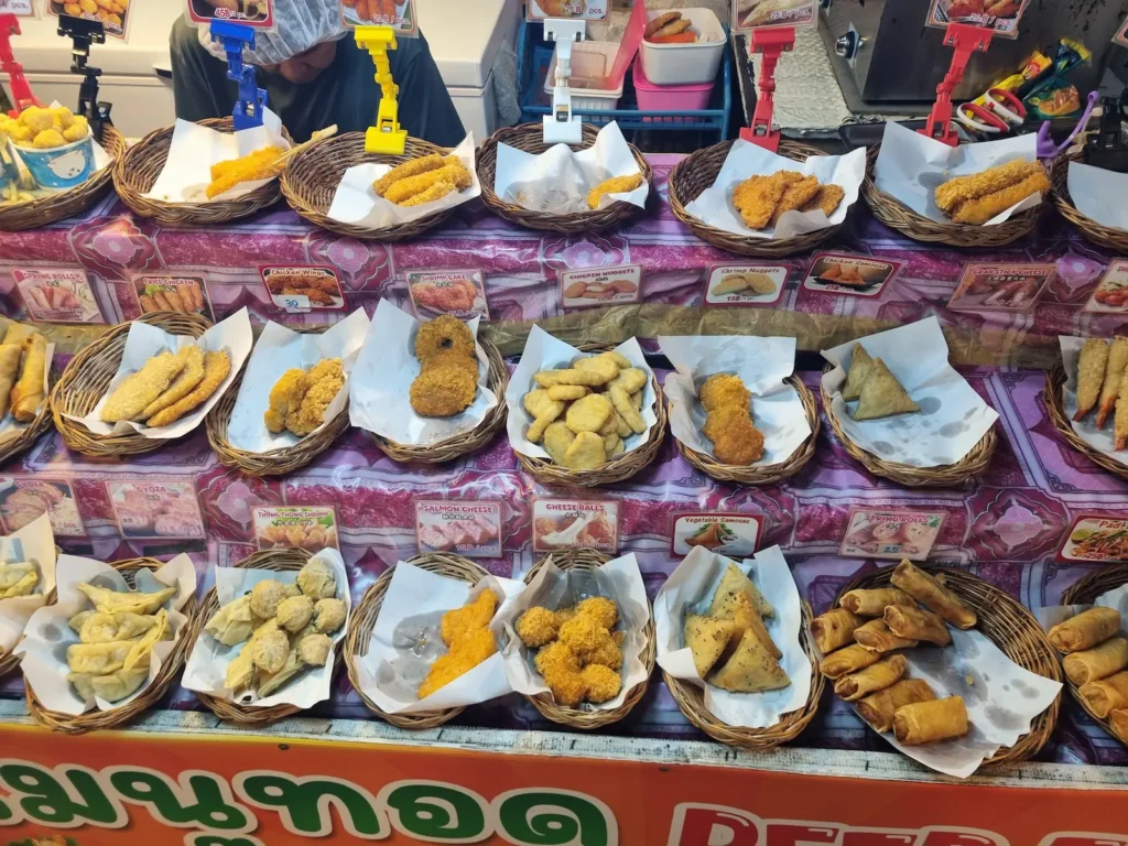 cibo fritto esposto su bancarella in uno street food thailandese